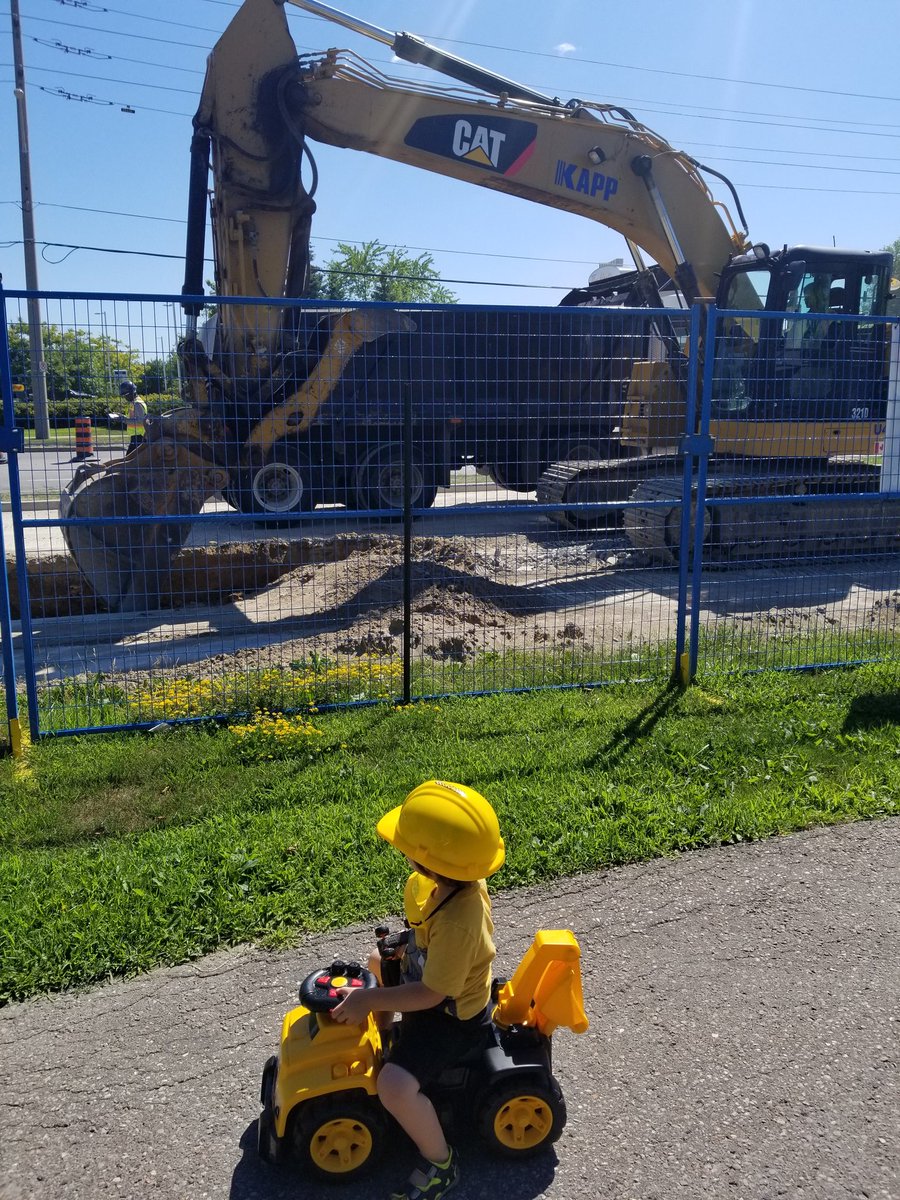 micheroo's tweet photo. @zachsilberberg Toddler was thrilled when they started  construction along our daily walking route. This wonderful worker noticed out visits so began honking hello and raising the bucket when we stopped by. One day he gifted my kid with rocks! https://t.co/qatOCLB57M