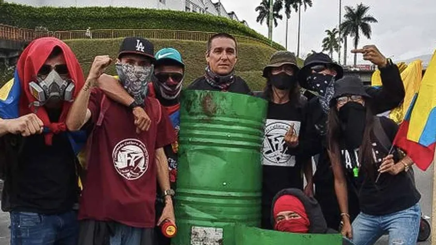 Matador000's tweet photo. Me siento muy orgulloso de haber salido a marchar con los muchachos de la primera línea.

Muchos de ellos fueron torturados, desaparecidos, encarcelados, mutilados y asesinados.

Hoy, la revolución debe ser desde las aulas, el deporte, la alegría y la paz. 

Gracias, chicos. https://t.co/x91YoLmfwQ