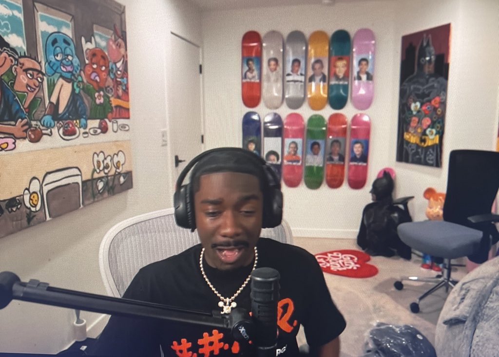 Yo im streaming 😄🫵 

twitch.tv/reillacaisa 

twitch.tv/reillacaisa

twitch.tv/reillacaisa
