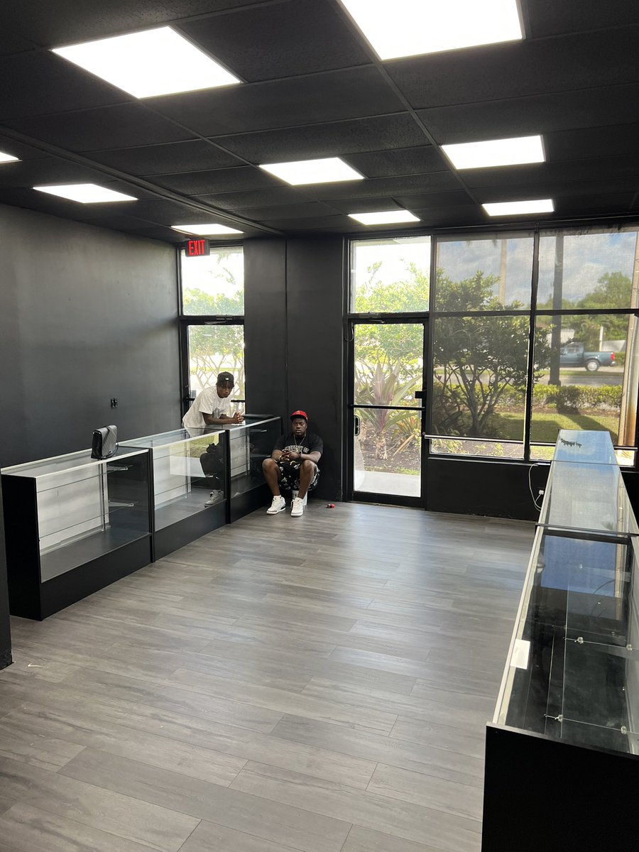 moemoney_37's tweet photo. How It Started…How Its Going #HighSocietySmokeshop Coming Soon 🏆 https://t.co/ilMk34otIK