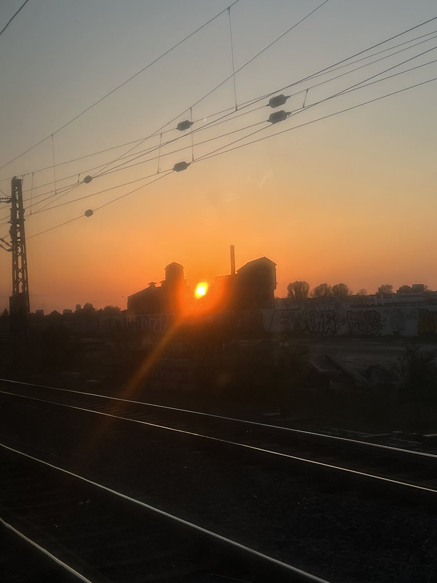 JasonRReynolds5's tweet photo. Sunset on the train the final week has kicked inn 
#Erasmus23 https://t.co/BhA4sKwrSw