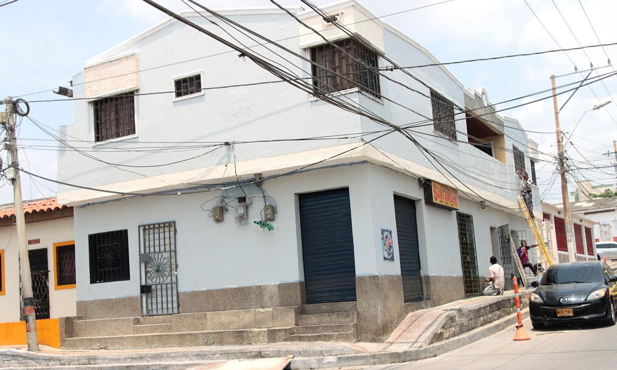 ELTIEMPO's tweet photo. “Es una cosa de locos". La historia del sector en Barranquilla que se queda sin tiendas por extorsiones. Delincuentes, tras quedar libres o en casa por cárcel, reclaman a comerciantes por haber denunciado. ↓

https://t.co/VqzcAPUy83 https://t.co/BM3FXTVd6w