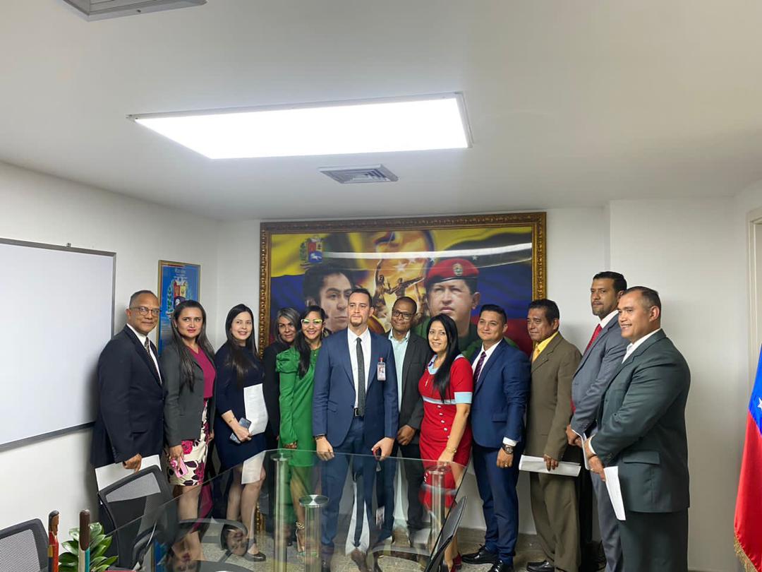 El gobierno ha hecho publicar esta foto con los nuevos jueces que vienen a sustituir a los recientemente destituidos en Caracas, no están sus nombres ni sus currículos. ¿Hubo concursos aunque fuera de credenciales, o es más de lo mismo?