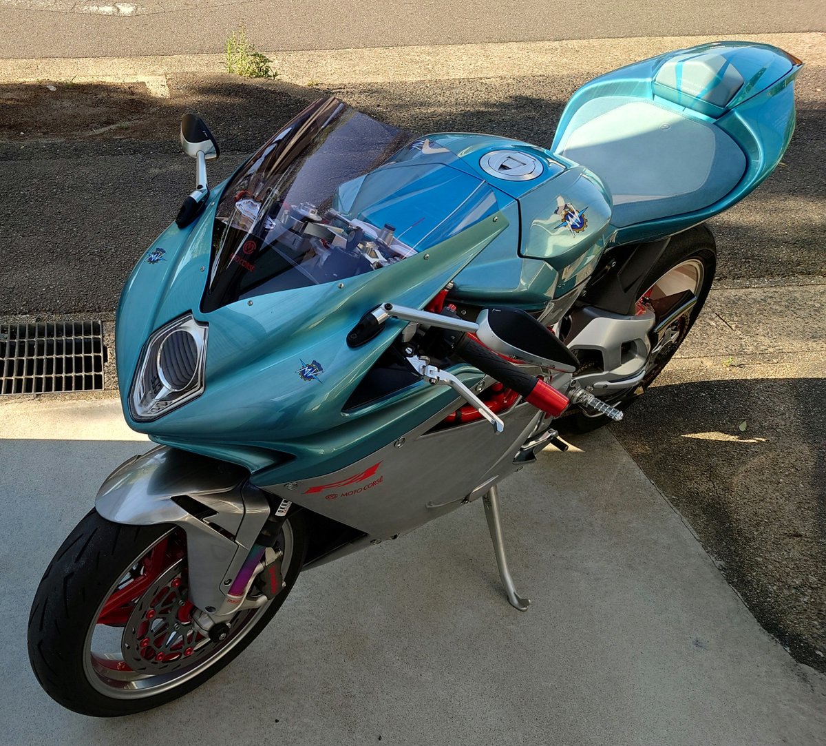 f4_2010's tweet photo. 混みだす前に知多半島をグルっと80km。これくらいの距離がちょうど良い感じ😄
走行距離もゾロ目だ8888😁
MVAgustaF4
#MVAgusta
#F4
#shinichiro_arakawa
#YF_DESIGN
#motocorse https://t.co/5jL8UFLyv2