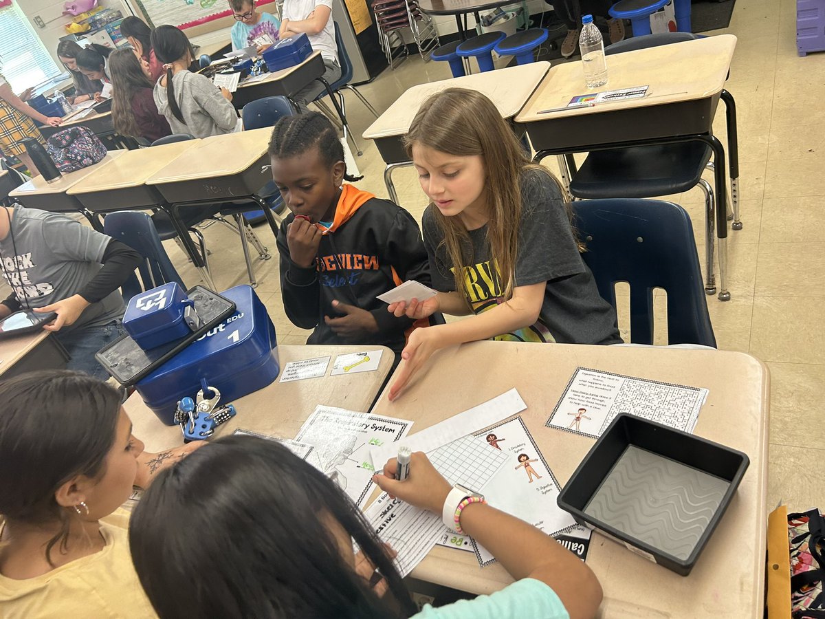 h_j_russ's tweet photo. @ies_colts 5th graders worked so hard together in a body systems breakout.  Thank you Mrs. Bean for letting me come! @BurkeCoSchools #allinbcps https://t.co/aMbyPBzhpE