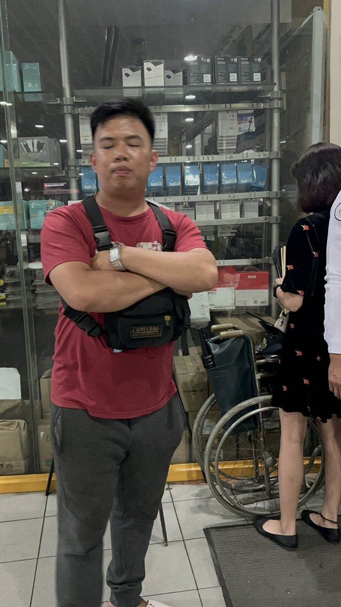 Lloooydy's tweet photo. EVERYONE, PLEASE BE CAREFUL OF THIS GUY. (Araneta, Cubao) 

THE GIRL IN THE BLACK DRESS IS THE ONE HE HARASSED. I QUICKLY CONFRONTED THE GUY AND ASKED BECAUSE THE GIRL LITERALLY SCREAMED FOR HELP IN A FUCKING TRAIN STATION! HE EVEN THREATENED TO “END US” (us &amp; 4 Security guards) https://t.co/wRyg2Q1pJu