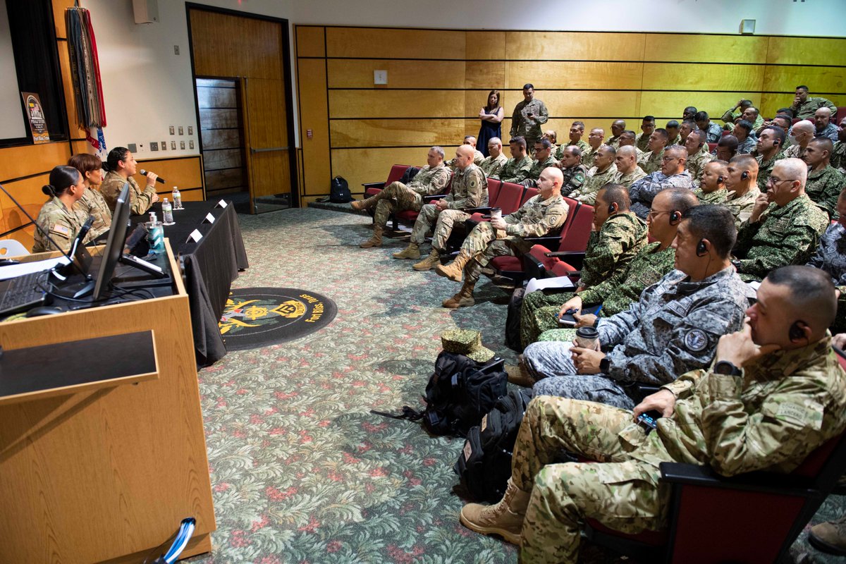 JefeArc's tweet photo. El Programa Integral para Suboficiales de Alta Jerarquía No. 18 continúa con su visita a unidades del @Southcom, esta vez desde @FortBlissTexas, adquiriendo nuevos conocimientos a bordo de la @FortBlissNCOA. https://t.co/BIB898OTNF