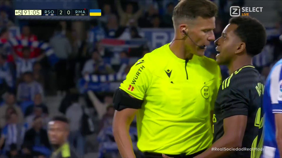 Soy árbitro, y a mí nadie me tose.

Menudos paquetes están hechos estos "humanos" q erran "como humanos". Y les pones 8 tvs para salvar sus "errores humanos" y siguen cagándola xk lo miran "humanos". Autocrítica 0. Decirles q conspiran es un halago. No lo hacen: SON MUY MALOS