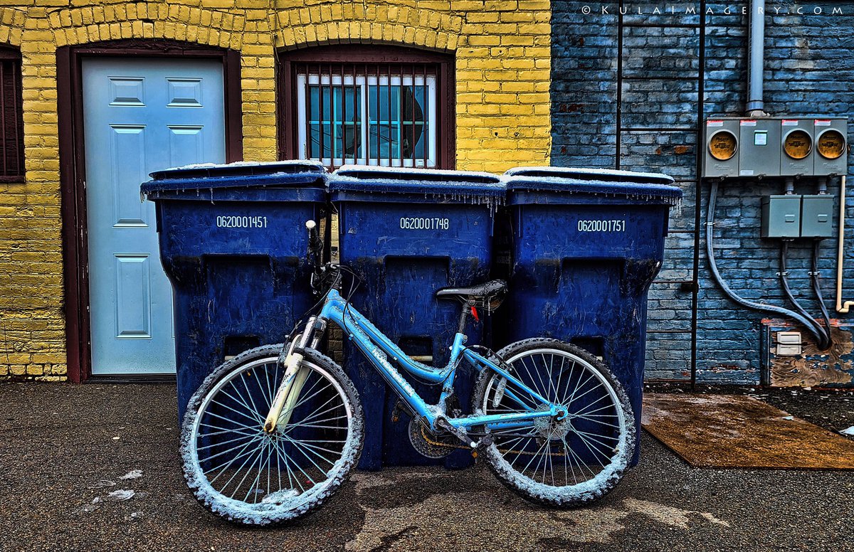Stay frosty.

#FLX #fingerlakes #roc #geneva #genevany #bike #bicycles #trash #alley #garbage #tote #discarded #snow #frosty
