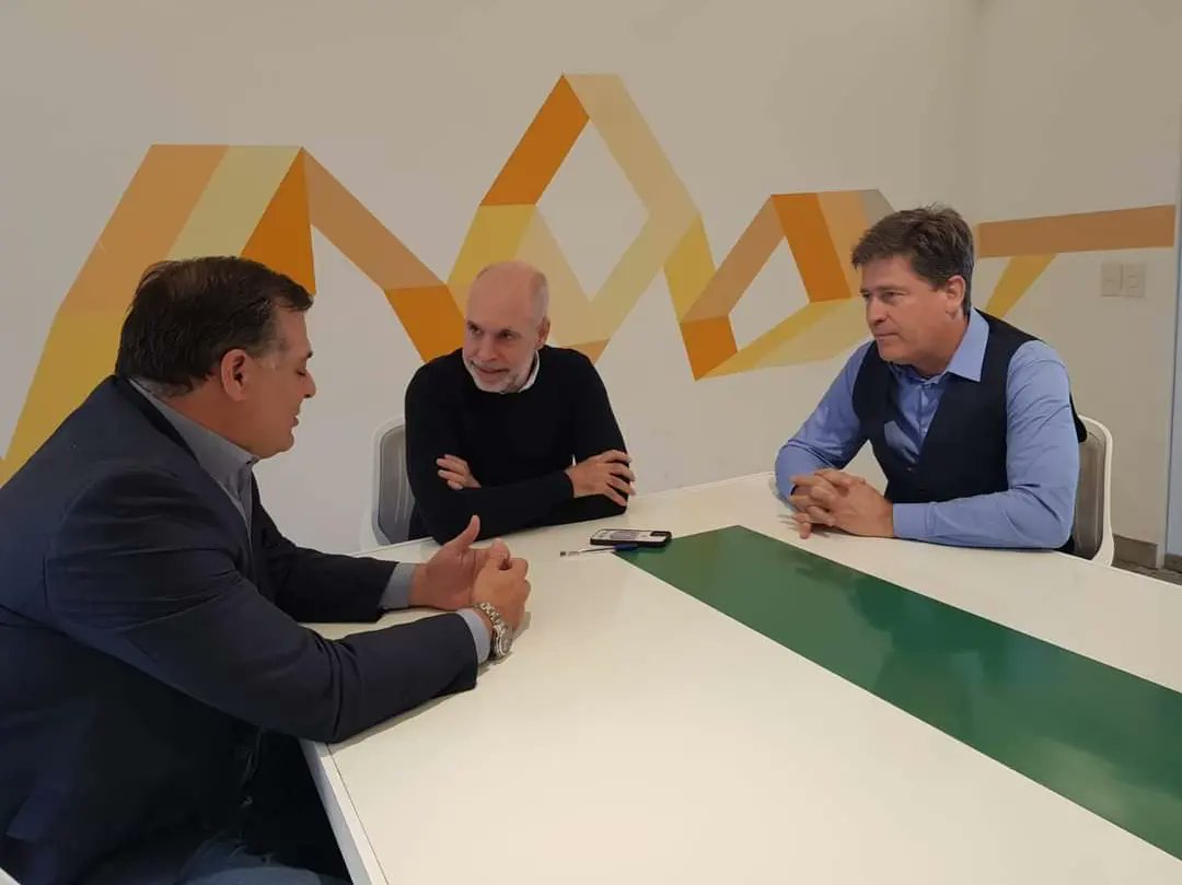 Fui recibido por el jefe de Gobierno de CABA, Horacio Rodríguez Larreta, abordamos diversos temas de gestión municipal. Coincidimos en la importancia de sentarse a dialogar “entre los que tenemos gestión, territorio y hechos”. Agradezco la cordialidad y calidez del recibimiento.