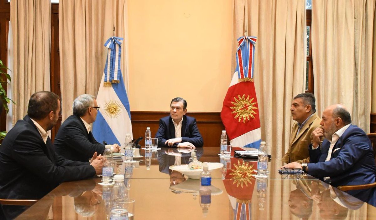 GobiernoSDE's tweet photo. #CasaDeGobierno | El gobernador @GZamoraSDE recibió la visita de autoridades de #GASNOR 

Participaron el nuevo gerente general regional de la empresa Gasnor, Ariel Sánchez; la subgerente de Servicios al Cliente, Mónica Rodríguez, y el gerente comercial, Facundo Altea. https://t.co/aZWceGX8tP