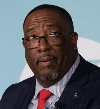 FrazierBen's tweet photo. #WhatHasHeDone
#Sellout
#IAmUnbossedandUnboughtBF
(Besides going on a photo op through a Black neighborhood.
Oops let’s not forget he’s starring in that “Yes sir Mr Bossa Man”movie;the one where he lies though his teeth for Daniel Davis!
Yes suh Mr Danny;Dey is radicals! https://t.co/ZdyJWv5p4V
