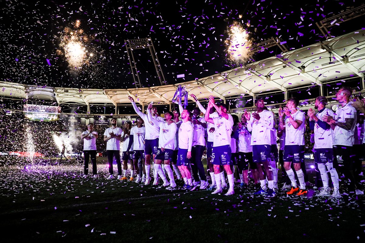 ToulouseFC's tweet photo. Merci pour cette soirée de fête au Stadium !

Et n'oubliez pas, "on a gagné, la Coupe de France, on a gagné la Coupe de France..." 🎶😊💜

#DeboutToujours 😈 https://t.co/vEyXBRBAWU