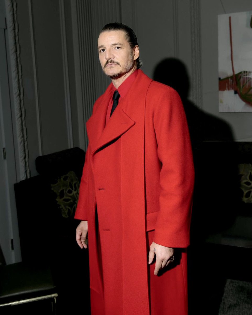pascalarchive's tweet photo. pedro pascal photographed by griffin lipson at the #metgala https://t.co/0ZpRniVMMB