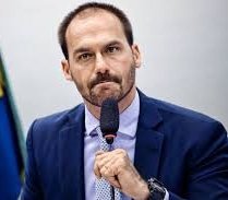 NP__Oficial's tweet photo. 🚨 Política:
'Se passar, talvez esse seja meu ultimo mandato', diz Eduardo Bolsonaro sobre PL das Fake News à rádio Itatiaia https://t.co/ySInrzTWva