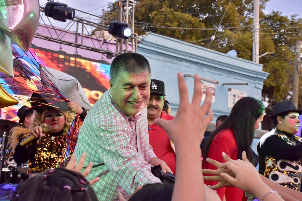 EnVivoTVMX's tweet photo. El Día del Niño en Tamazula fue histórico: @RicardoOchoaBel 

El alcalde de Tamazula, Ricardo Ochoa y su esposa Erika Coronel, Presidenta del DIF Municipal, celebraron el Día del Niño ante la presencia de más de 2 mil niños y niñas que se dieron cita para el festejo. https://t.co/pZPkcl0Mi9