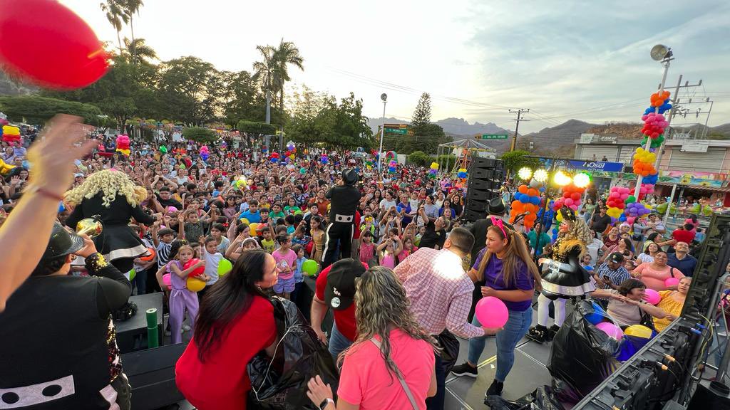 EnVivoTVMX's tweet photo. Con un gran ambiente familiar y la actuación estelar del Show Payasos Musical, la cancha municipal se llenó y recobró vida como hace muchos años no ocurría: plaza llena con los juegos mecánicos, área de colorear, pinta caritas, merienda y muchas sorpresas durante los festejos. https://t.co/CsuECppVWm