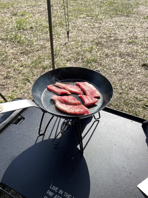 朝から肉を焼いてる