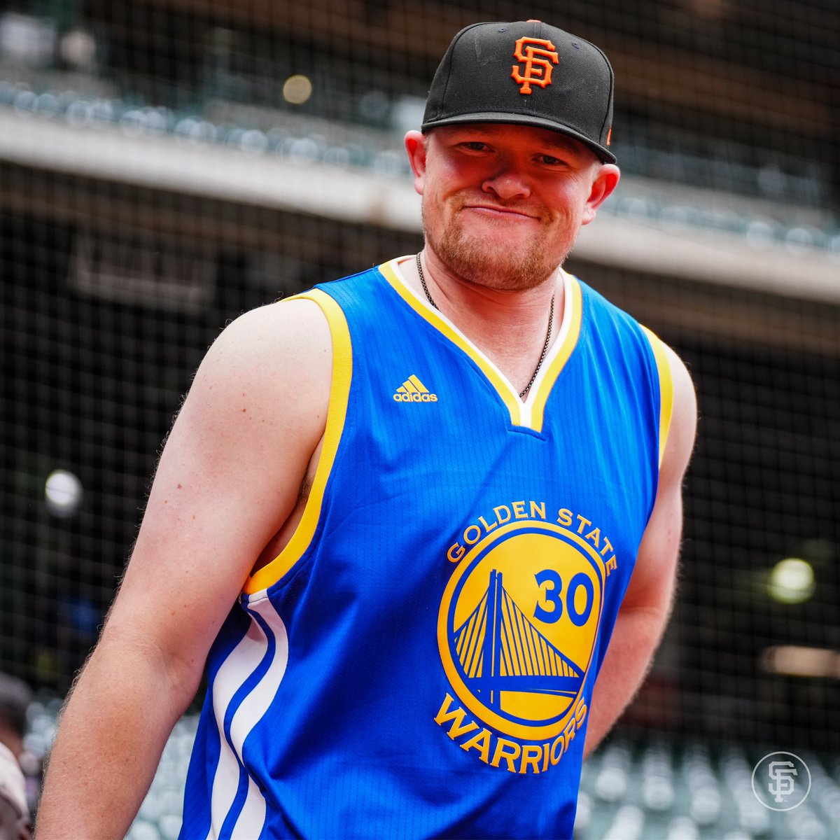 Just <a href="/LoganWebb1053/">Logan Webb</a> holding up his end of a bet with <a href="/bcraw35/">Brandon Crawford</a> 🤝

#BayAreaUnite | #GoldBlooded