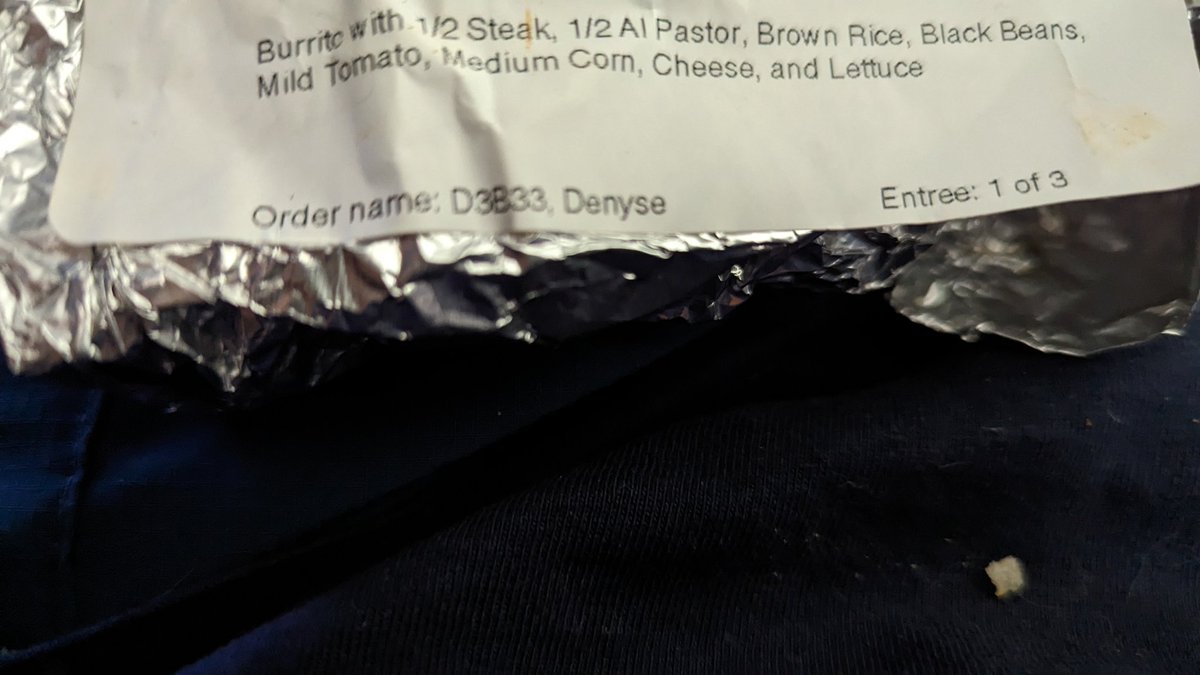 Hurlamania's tweet image. Hello @ChipotleTweets this isn't brown rice and NO mild tomato, cheese or lettuce. Thanks for the 5 pieces of steak thou... 🤷‍♀️ #ChipotleBurrito #GoneWrong #JustWrong #WheresTheFood #HowToCutCosts #HeWontNotice