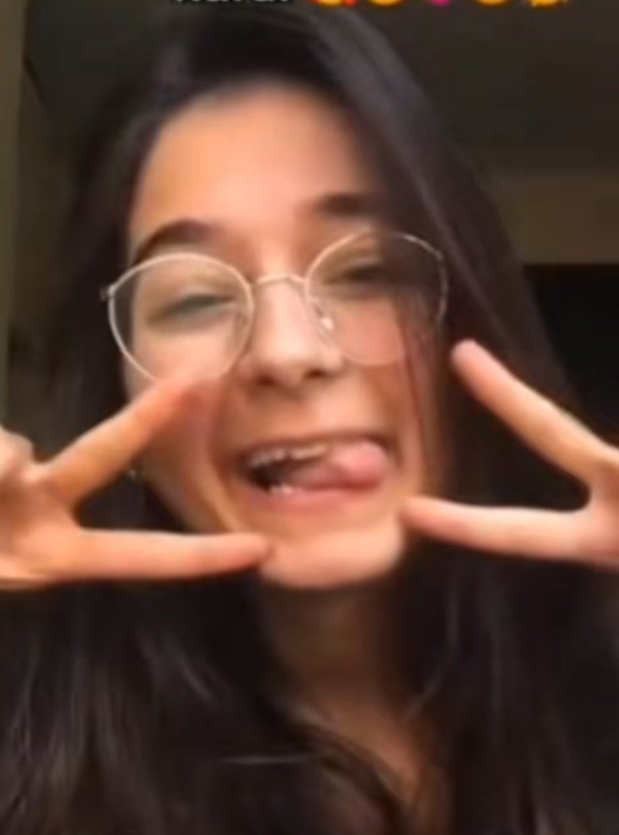 Malum ablanın video kesitine denk geldim izlerken aklıma bu kız geldi aynılar dhdldmdl