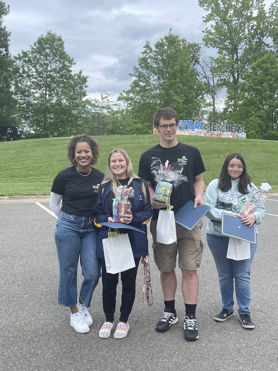MrsJacksonFACS's tweet photo. Awesome @HyltonBulldogs #GOO Seniors signing on National Educators Signing Day and each won a scholarship!! #nationaleducatorsigningday @PWCSRecruit @Hyltoncares https://t.co/iVGdHrN00I