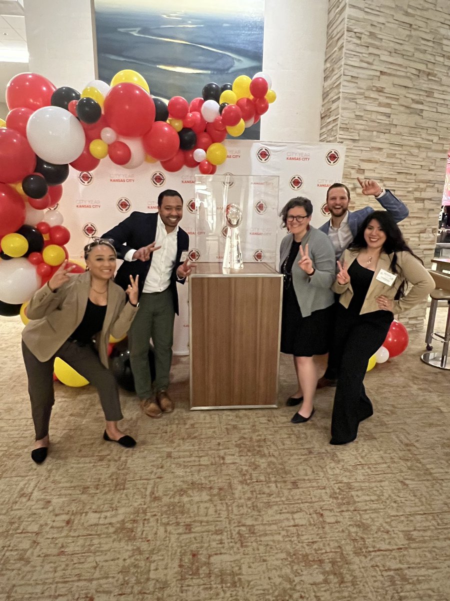 chachalew's tweet photo. @DrewMitrisin @CityYearKC @mattoateskc @JeffShafer13 @CityYear @AmeriCorps @AmeriCorpsAlums @BurnsMcDonnell Loved listening to the transformational stories of @CityYearKC Red Jackets, students and schools. Thanks for the invite and 📸 @mattoateskc! https://t.co/yyyMGhfTdp