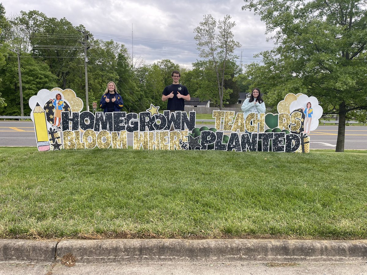 MrsJacksonFACS's tweet photo. @HyltonBulldogs TfT Seniors at the GOO Senior Celebration!! #TfT #futureteachers @Hyltoncares https://t.co/kQRtpIV0Af