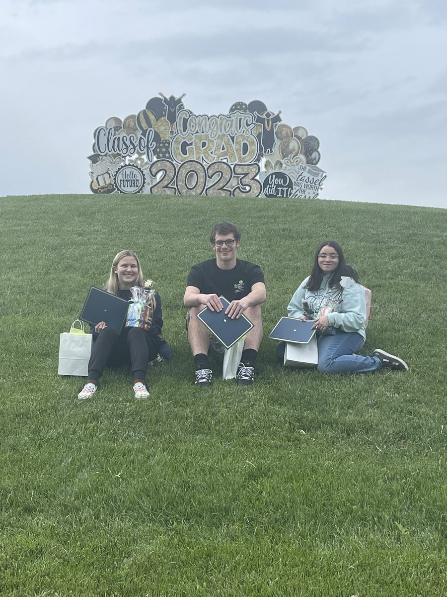 MrsJacksonFACS's tweet photo. @HyltonBulldogs TfT Seniors at the GOO Senior Celebration!! #TfT #futureteachers @Hyltoncares https://t.co/kQRtpIV0Af