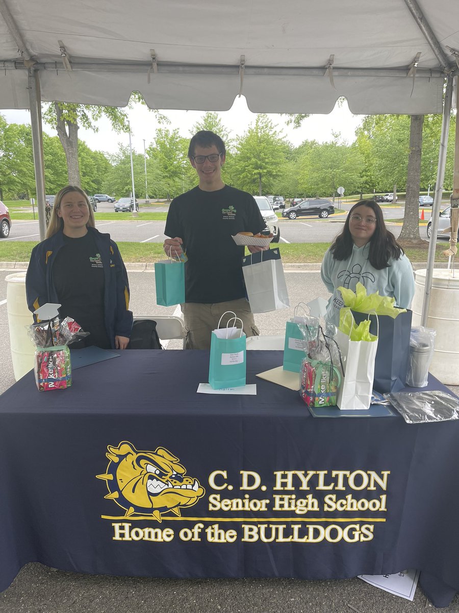 MrsJacksonFACS's tweet photo. @HyltonBulldogs TfT Seniors at the GOO Senior Celebration!! #TfT #futureteachers @Hyltoncares https://t.co/kQRtpIV0Af
