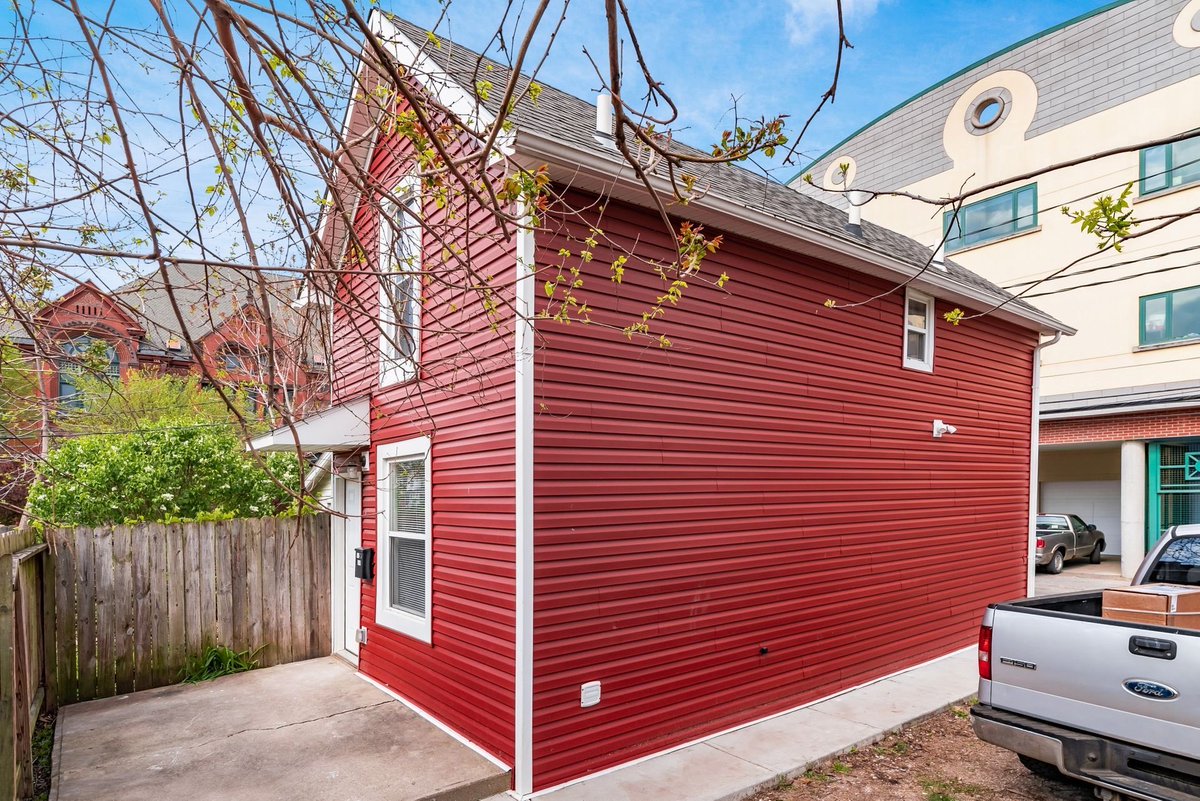 tomchiggins's tweet photo. #retwit I am obsessed with this ADU on a recent #MiniMulti project our team just wrapped. Would never normally pick red but I’m digging it. https://t.co/hJAg4IKDHI