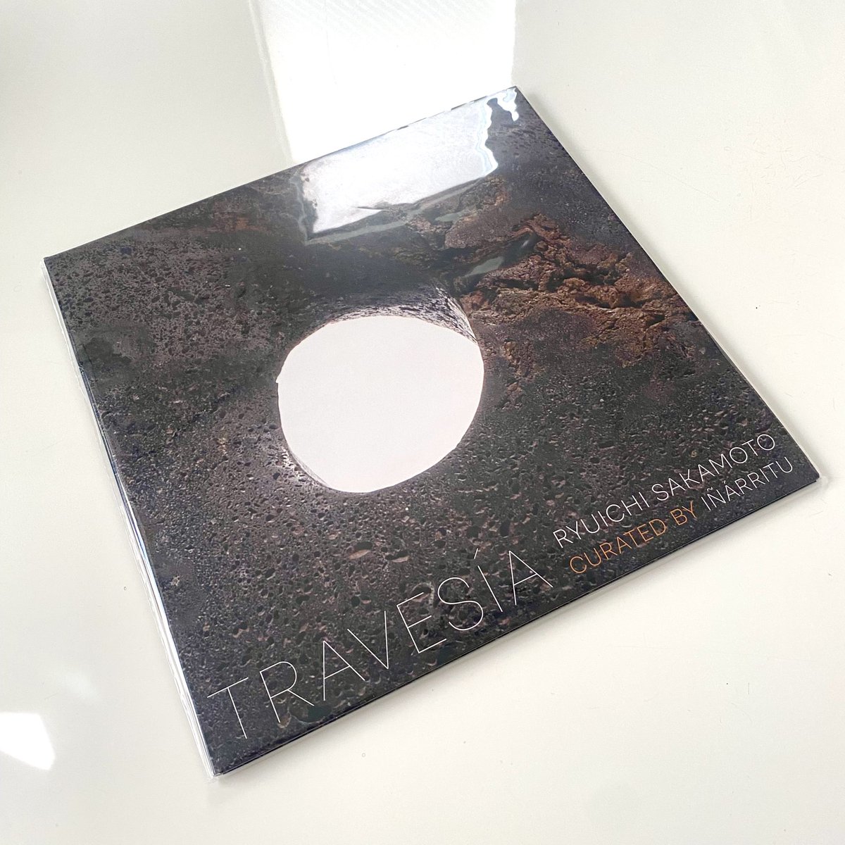 GeorgeAburai's tweet photo. 【坂本龍一】「TRAVESÍA RYUICHI SAKAMOTO CURATED BY IÑÁRRITU」
本日発売✨

アレハンドロ・ゴンサレス・イニャリトゥ監督が教授の全年代からセレクトしたコンピレーションアルバム。テーブルにアナログを置いて撮影。なんだか不思議な感じ…
https://t.co/UmmEffRZ9f
#skmt #坂本龍一 #commmons https://t.co/eWmjjxAXPF