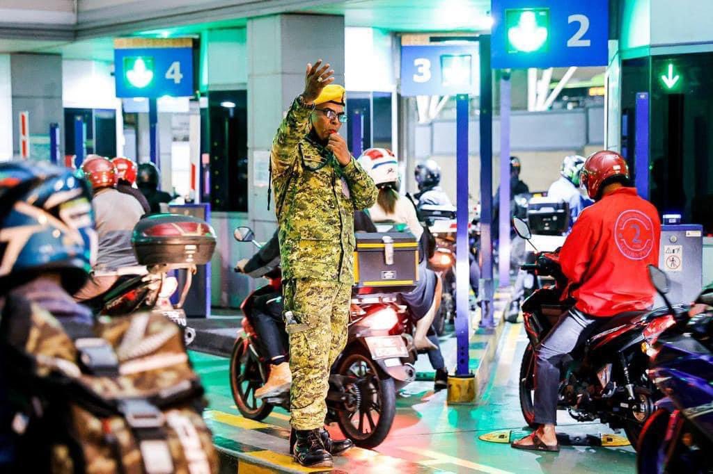 onnhafiz's tweet image. Syukur Alhamdulillah. Awal pagi tadi saya sempat meninjau lagi keadaan di Bangunan Sultan Iskandar (BSI). 

Saya yakin bahawa pemantauan dan koordinasi yang baik dapat mengurangkan isu kesesakan ini.

1/4