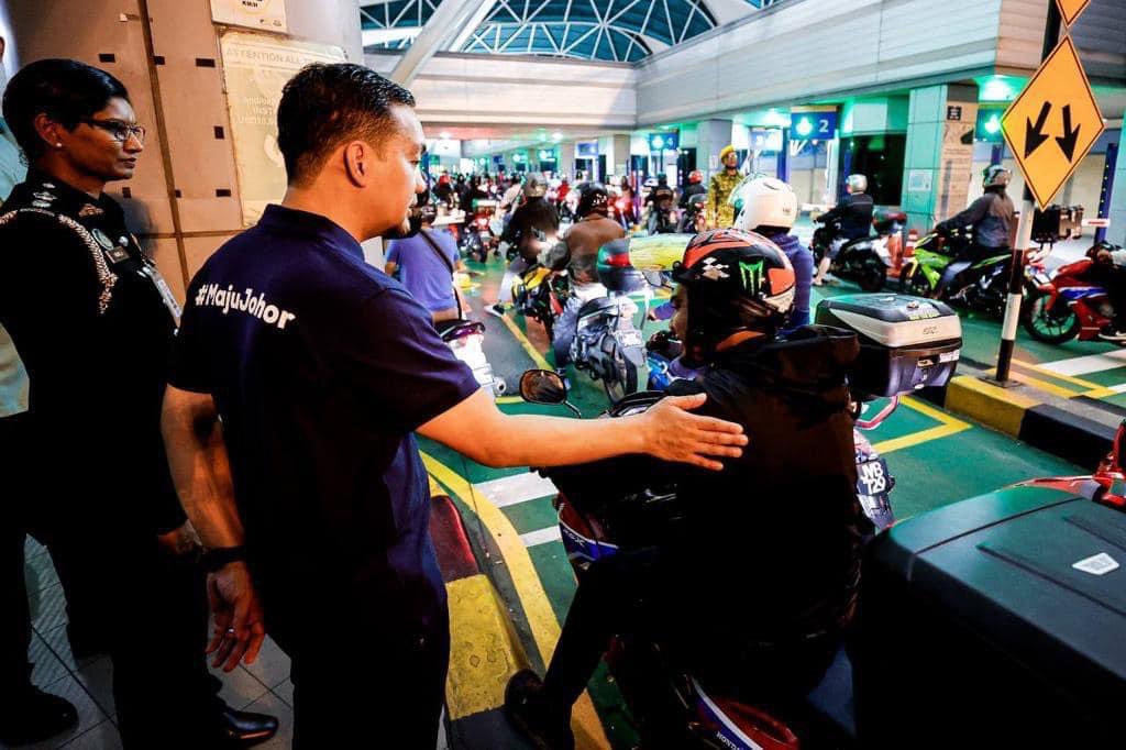 onnhafiz's tweet image. Syukur Alhamdulillah. Awal pagi tadi saya sempat meninjau lagi keadaan di Bangunan Sultan Iskandar (BSI). 

Saya yakin bahawa pemantauan dan koordinasi yang baik dapat mengurangkan isu kesesakan ini.

1/4