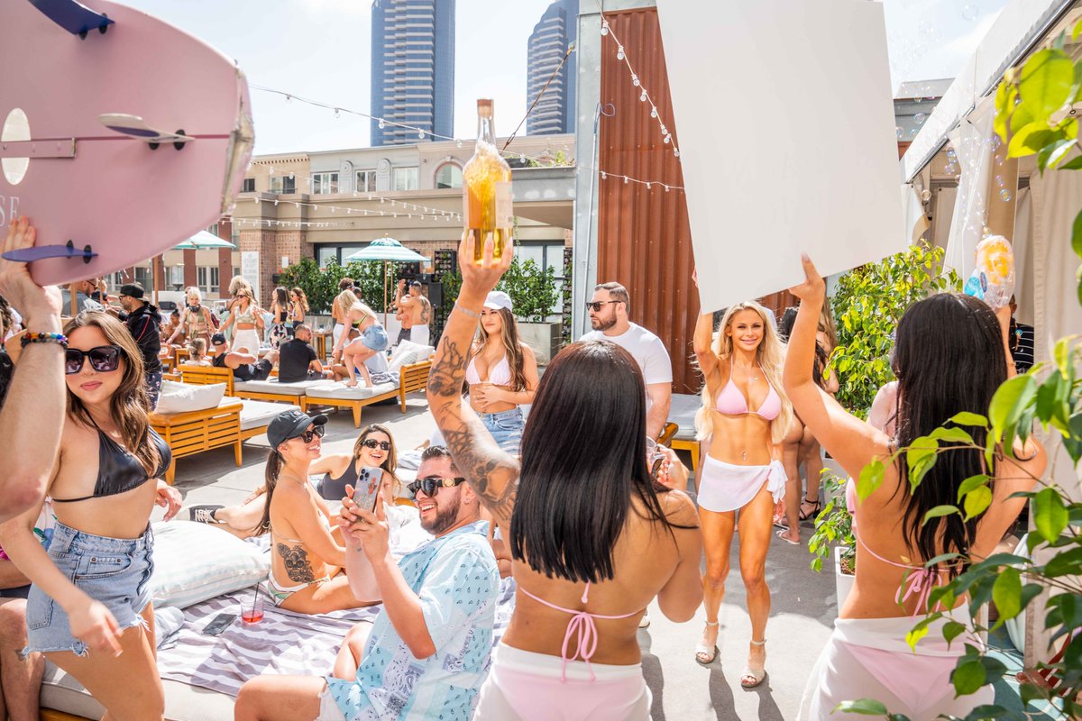 poolhousesd's tweet photo. 🌴 Lounge in style and take in the stunning views of San Diego from our rooftop pool! 🌇
Party with us this Sunday and dance under the sun to the music of @mattfaulk 🎶
#poolside #viewsfordays #socal #Lifeunderthesun https://t.co/2rB14EJNMI