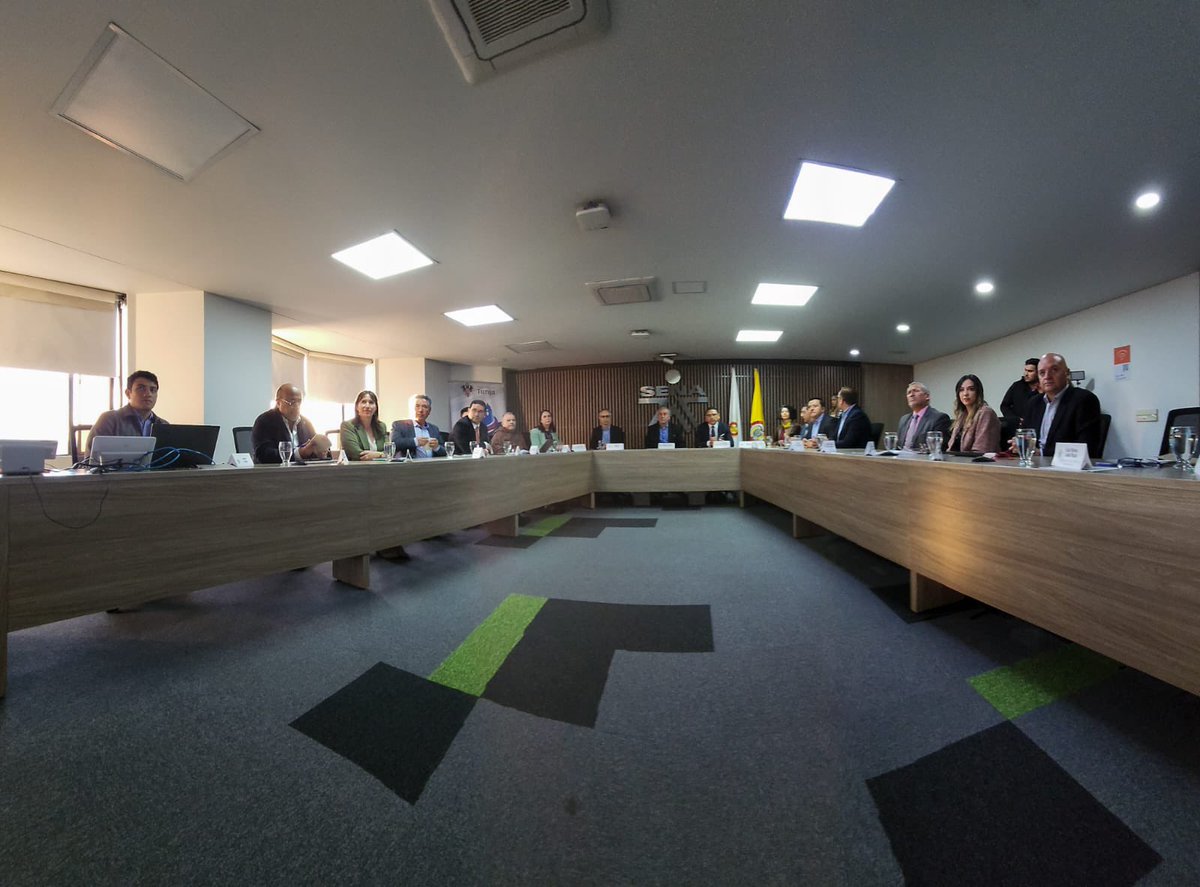 SENAComunica's tweet photo. Nuestro director general @JorgeELondonoU y el alcalde de Tunja @FunemeAlejandro conocen y socializan diseños para construcción de la nueva sede 🏢 del @SENABoyaca en Tunja, además del centro de formación El Curubal. Más boyacenses recibirán formación 👨🏻‍🏫gratuita.
#NuevaSedeTunja https://t.co/6exsfFz5Uz