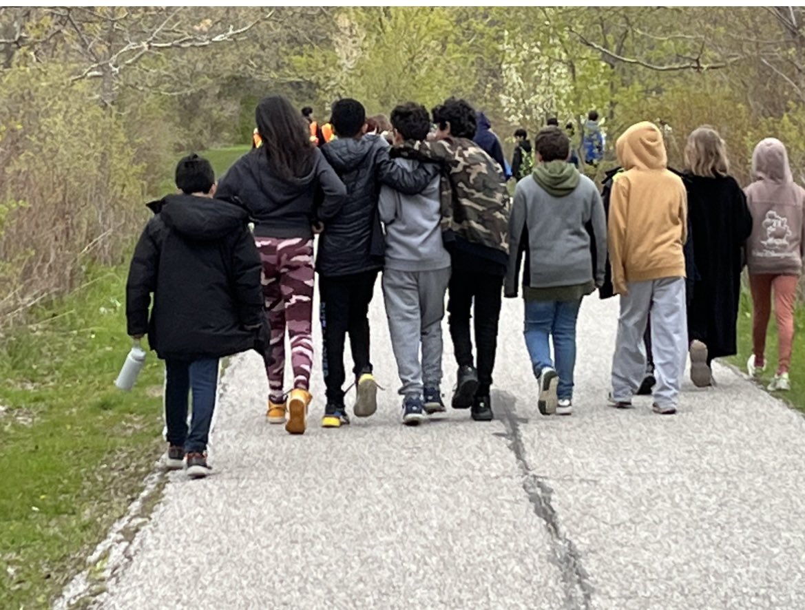 ToussaintGreene's tweet photo. Students @HetheringtonPS are kicking off fitweek with a school wide walk along the GanatchioTrail #fitweek @gecdsbpro https://t.co/ljaJgGCb7o