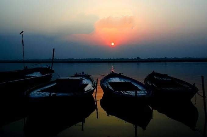 KavyaKriti_'s tweet photo. है बहुत अंधियार अब #सूरज निकलना चाहिए,
जिस तरह से भी हो ये मौसम बदलना चाहिए।

रोज़ जो चेहरे बदलते है लिबासों की तरह,
अब जनाज़ा ज़ोर से उनका निकलना चाहिए..!!

~ गोपालदास 'नीरज'
#सूर्य 🌞  #लेखनी ✍️ https://t.co/qYzzroLIGx