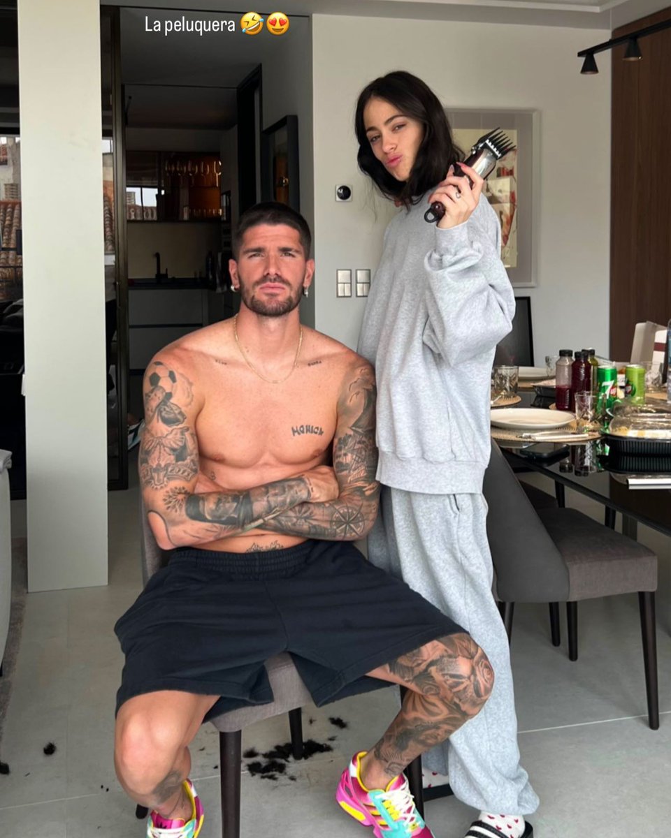 TNTSportsAR's tweet photo. El nuevo look del Motorcito De Paul, de la mano de Tini. ¿Bancan Shat? 😎✂️ https://t.co/MPVq57tISu