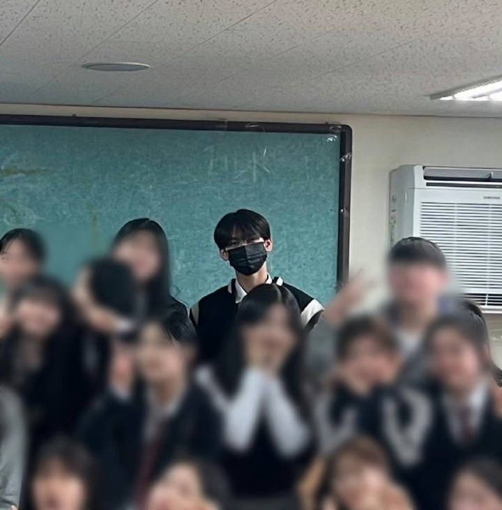 hanyujinglobal's tweet photo. han yujin at school is so cute! 🐇🌟

#HANYUJIN #한유진 #ZEROBASEONE https://t.co/lR2okHbkDL