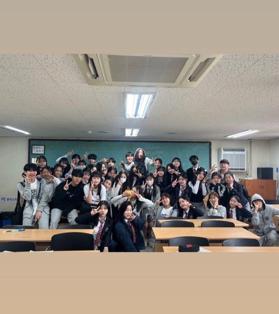 hanyujinglobal's tweet photo. han yujin at school is so cute! 🐇🌟

#HANYUJIN #한유진 #ZEROBASEONE https://t.co/lR2okHbkDL