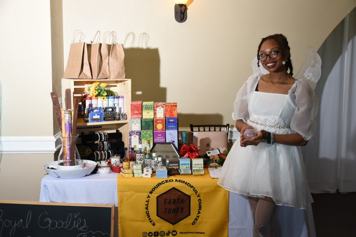 This past weekend I went to my first vendor event for <a href="/earthxtoned/">EARTH TONED | Holistic Wellness</a> at the <a href="/BlackFaeDay/">Black Fae Day™️</a> gala! So proud of myself
