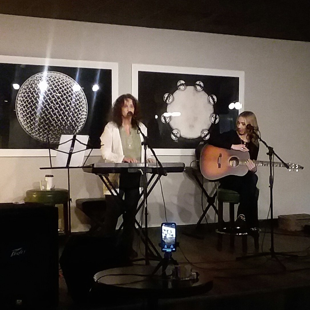 It's songwriter rounds at Hotel Preston tonight! I'm on around 8, but cheering on some friends right now. Come join me! #songwriter #bobbibmusic #Nashville