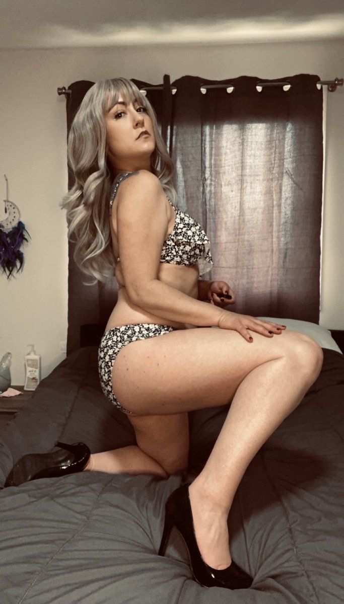 JennaSecrets87's tweet photo. New bikini for the summer days ahead… you like? 🔥🔥🔥 links in bio 🍆💦💦💦 #ContentCreator #onlyfans_leaked #bikiniseason https://t.co/SIvf7sPvod