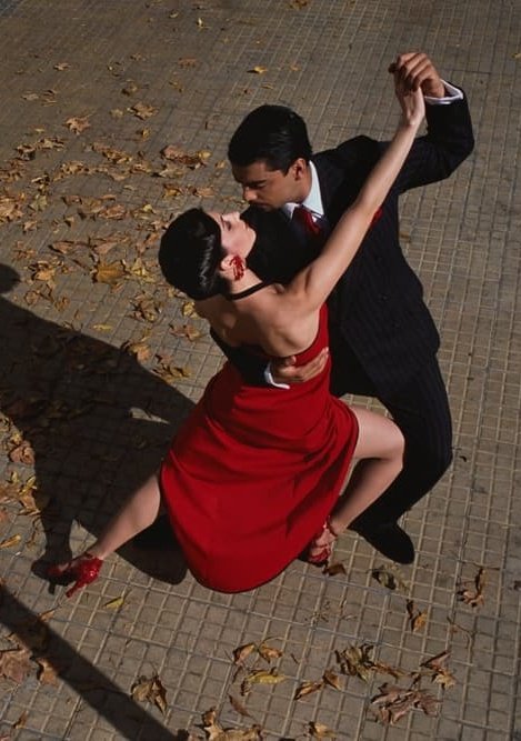 ¡REGALA A MAMÁ! Una Tarde de Tango y Vinos Argentinos. Vive una neuroexperiencia en 2 tiempos con armonías y mucho vino, baile en vivo en un espacio cálido y relajado para compartir y honrar a Mamá 💝🤗 RESERVACIONES +584143249312