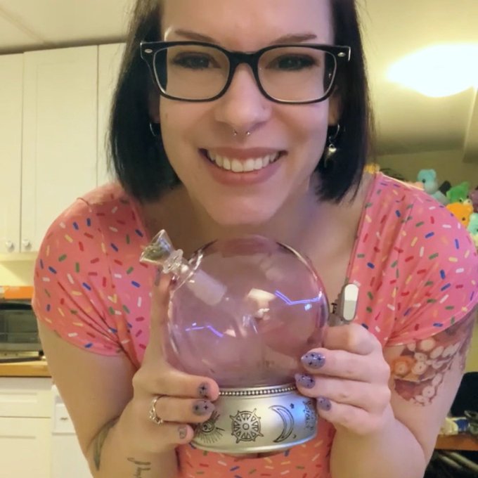 Got this new bong and I&rsquo;m obsessed 🔮✨💨 https://t.co/63kIKkN4cP<a href="/tag/zelda"class="tags"><span>#zelda</span></a><a href="/tag/legendofzelda"class="tags"><span>#legendofzelda</span></a><a href="/tag/loz"class="tags"><span>#loz</span></a><a href="/tag/botw"class="tags"><span>#botw</span></a><a href="/tag/totk"class="tags"><span>#totk</span></a><a href="/tag/koroks"class="tags"><span>#koroks</span></a>