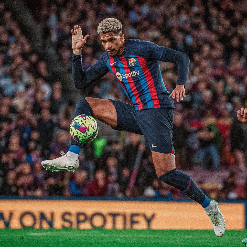 RonaldAraujo_4's tweet photo. VAMOS +3 @fcbarcelona
💪🏾🔵🔴🦍

#colosenses3_23 #todosjuntos #forçabarça https://t.co/YImXypzvut
