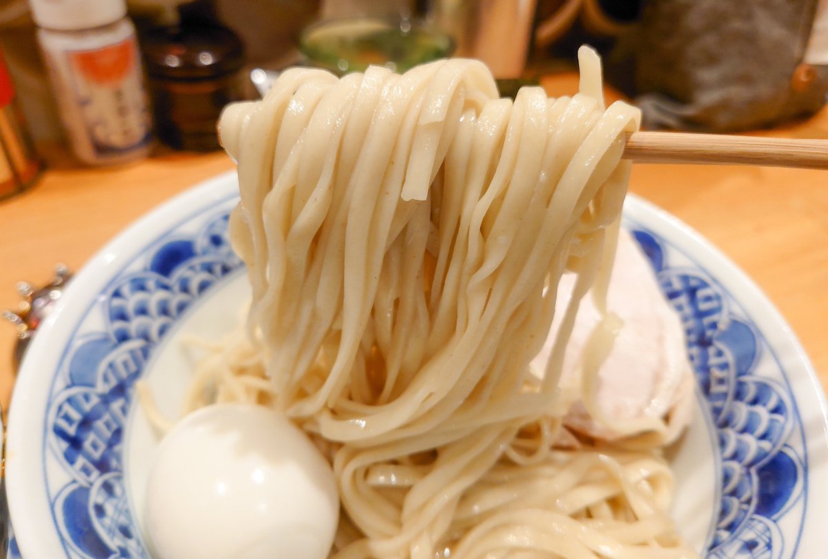 chapynonisemono's tweet photo. 中華蕎麦 時雨 これっとまーれ @桜木町
酸辣湯つけそば玉子他(W感謝)
※注文不可です
本店よりやや色白でするっとコシのある香り良い麺。酸味と辛味に青唐辛子の清涼感も併せ持つつけだれで、あっさりロースと出汁玉子に色を付け、2種のねぎと���かい三つ葉の食感と共に頂き、節の効いた出汁割で〆る。 https://t.co/IXfWv1P2aG