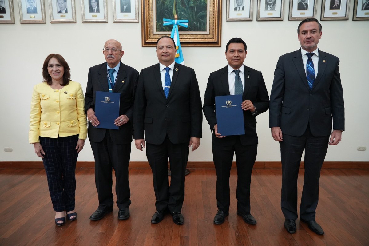 MinexGt's tweet photo. #CancillerGT junto al director de #ICADI y Ricardo Molina Herrera del Instituto Polar de Guatemala firmaron Memorándum de Entendimiento para la promoción en la investigación científica del sistema dinámico de la Antártida debido a que 🇬🇹 tiene conexión con la región del Caribe. https://t.co/4tAtaoPYvz