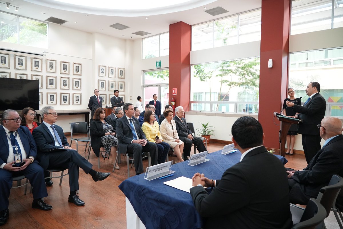 MinexGt's tweet photo. #CancillerGT junto al director de #ICADI y Ricardo Molina Herrera del Instituto Polar de Guatemala firmaron Memorándum de Entendimiento para la promoción en la investigación científica del sistema dinámico de la Antártida debido a que 🇬🇹 tiene conexión con la región del Caribe. https://t.co/4tAtaoPYvz